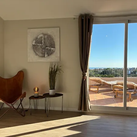 Luxurious 3 Bedroom Penthouse - Duquesa Fairways